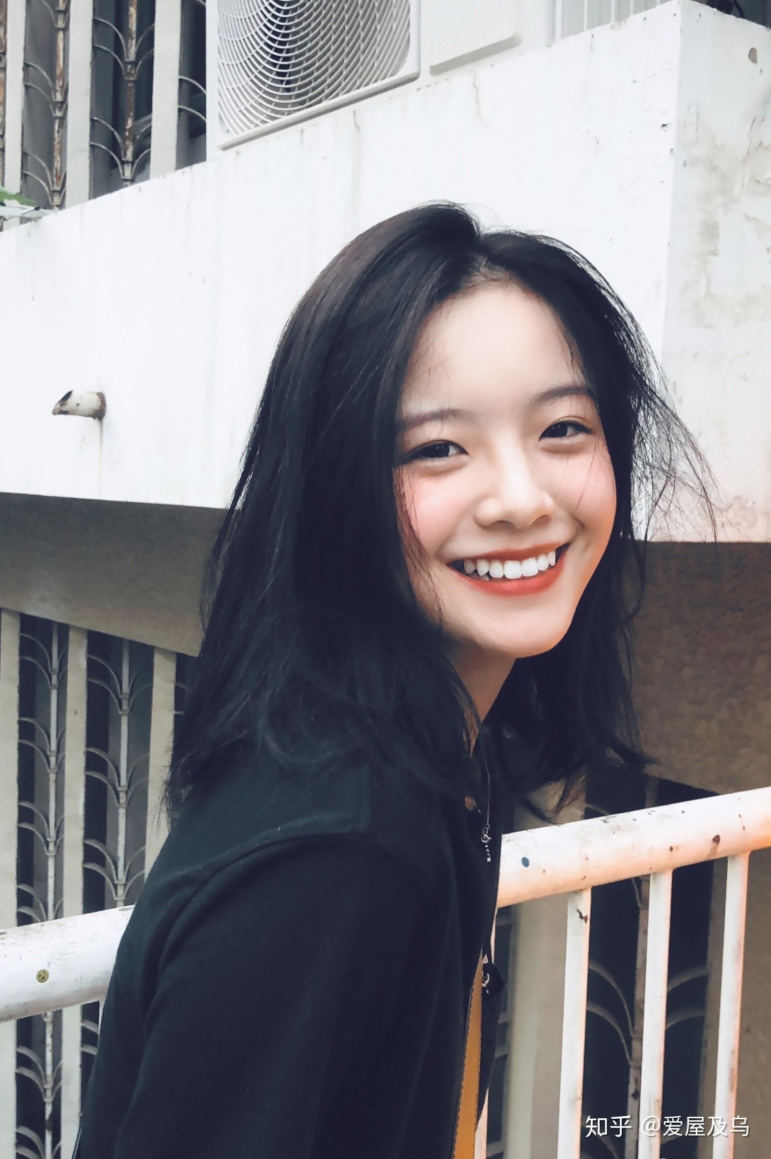 有没有笑的很开心适合当壁纸的明星或者模特的照片网图也可