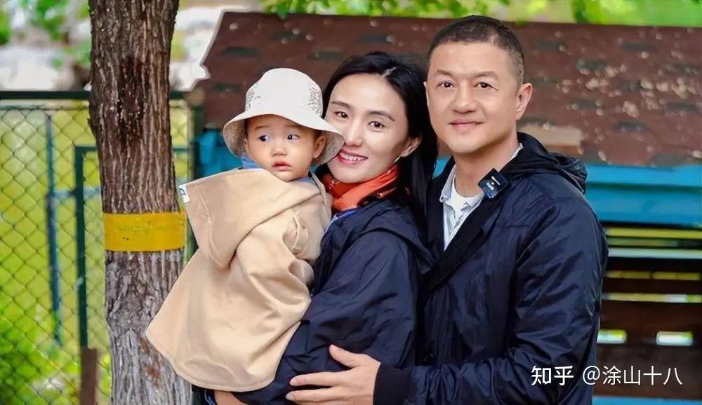 李亚鹏直播哭穷吃外卖一周还欠债李湘前夫李厚霖给他直播打赏网友炸锅