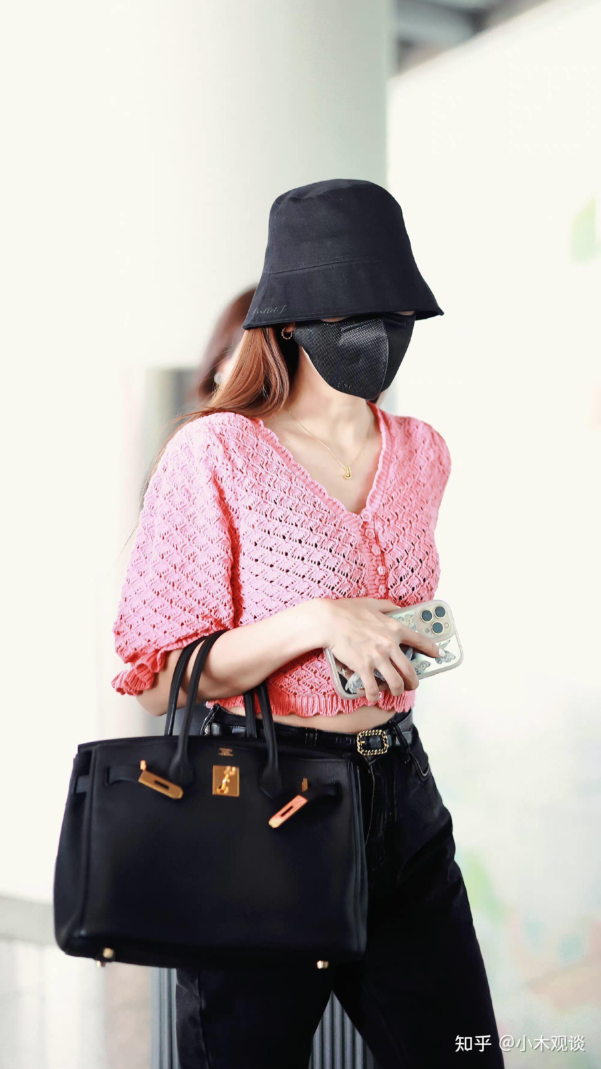 郑秀妍现身在机场,身材精致,锁骨迷人