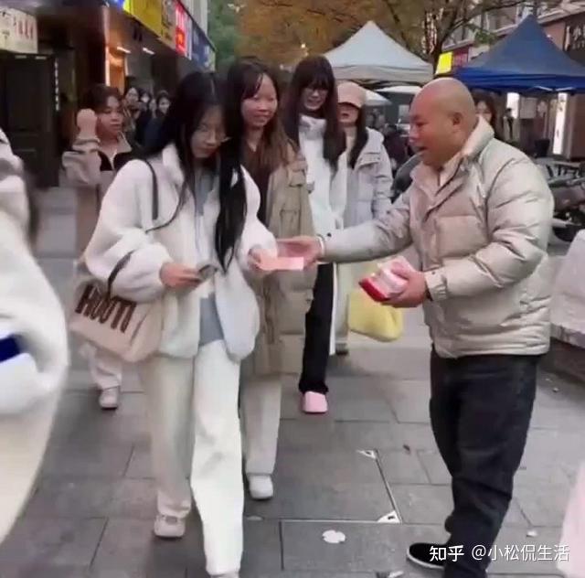 浙江一男子当街发钱，每人一百块，目击者：经常这样，一个多月了 - 知乎