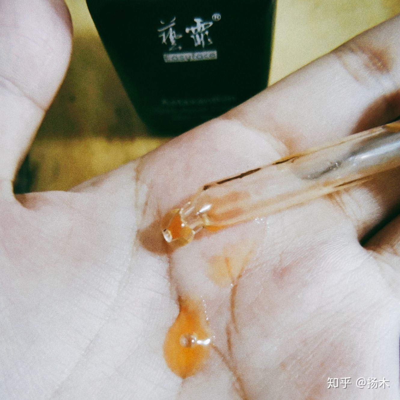 略粘手,但一會吸收了會很滑嫩蝦青素:橙色液體,質地比較稀,上臉很快被