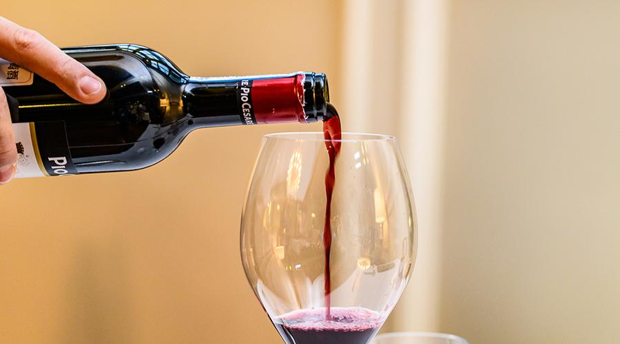 怎么倒酒才是正确的 v2-8565141a07d1a2c3295af3b1f30df81c_1440w.jpg?source=172ae18b