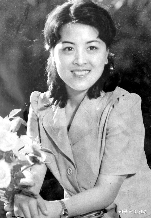 20张明星黑白照,80年代的男神女神,纯真年代的记忆,多么美好 - 知乎