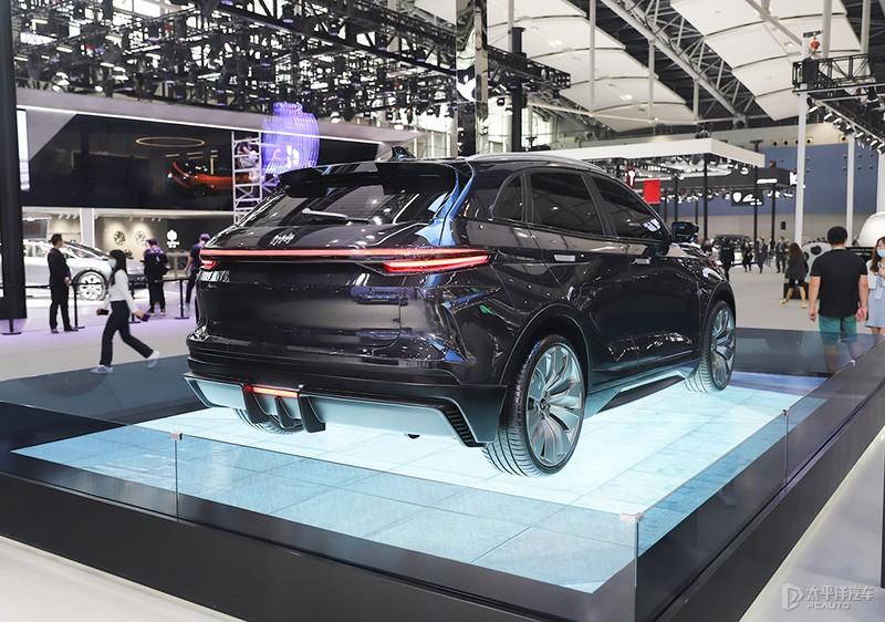 内饰方面,威马ex5-z曜石精英特别款车型采用了全黑色的涂装设计,但在