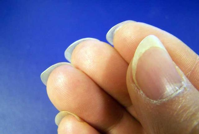 二,弹吉他需要留指甲吗?又该留多长?