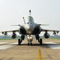 涂装的喷气式战斗机从我国东北某机场腾空而起,其上印有"中0101"字样