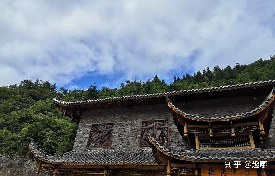 出游记鹿院坪不通公路的天坑村落