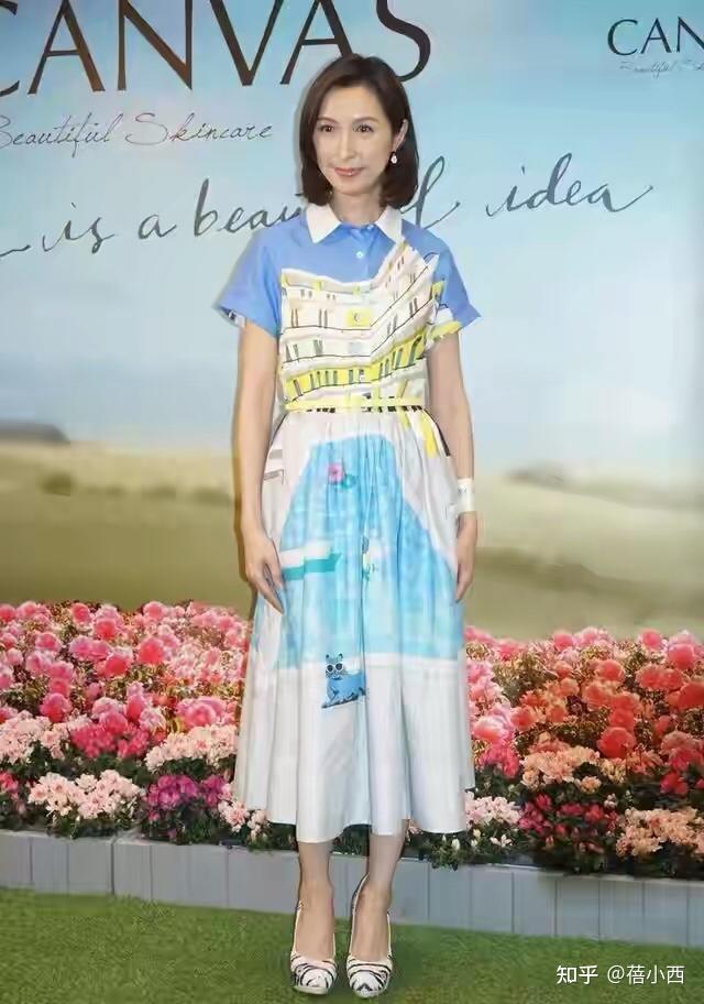 郭蔼明刘青云低调同框穿碎花衬衫搭配牛仔裤看不出有53岁了