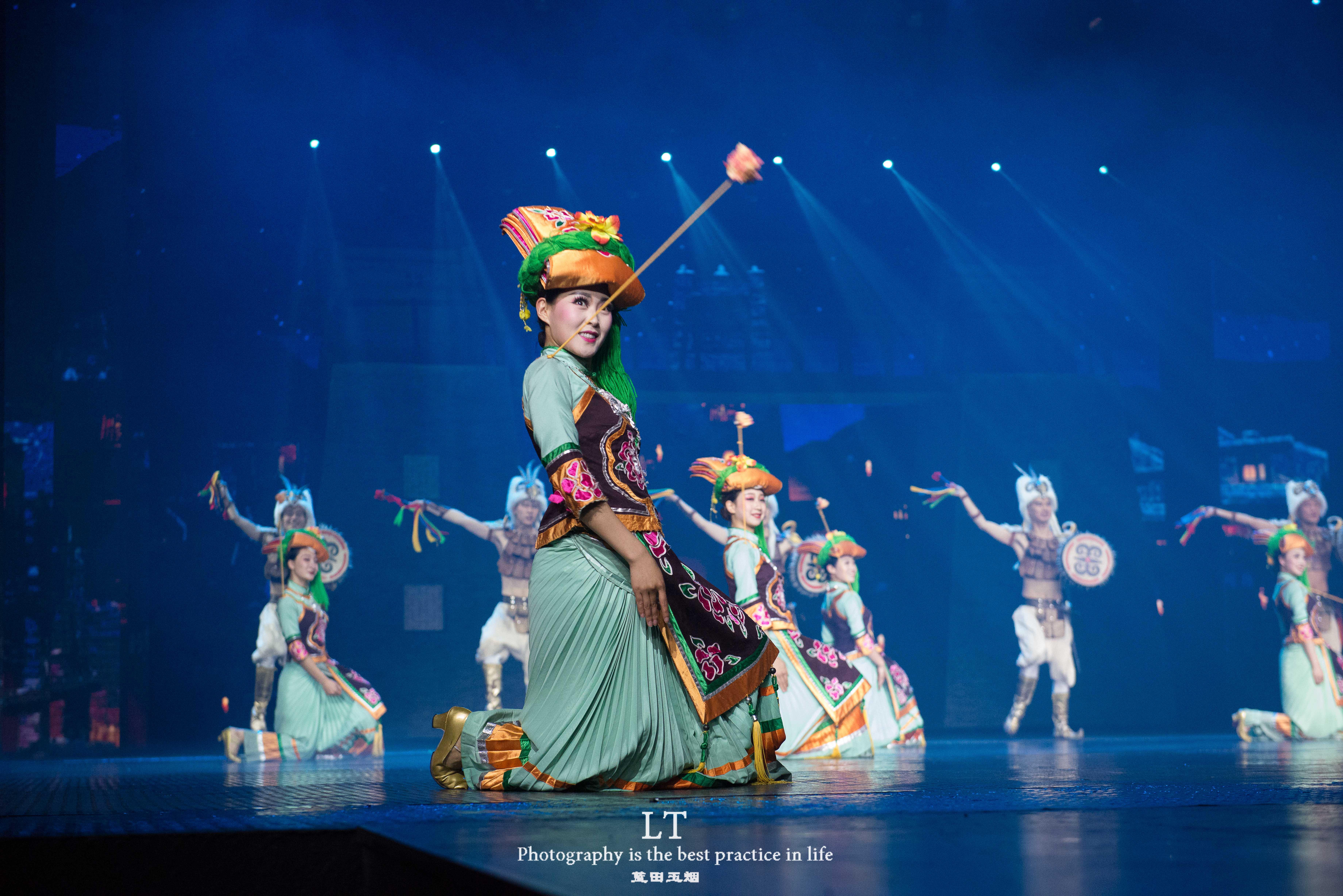 这里的大型歌舞《九寨千古情》分为《九寨传说》,《古羌战歌》,《汉藏