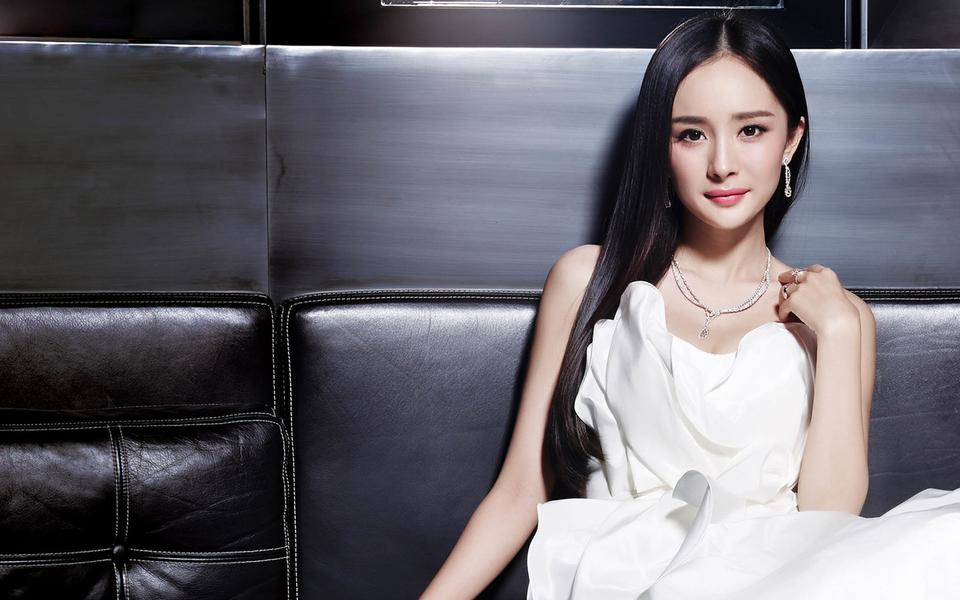 离婚2年,杨幂公开"嘲讽"前任:"求我也不会帮忙!