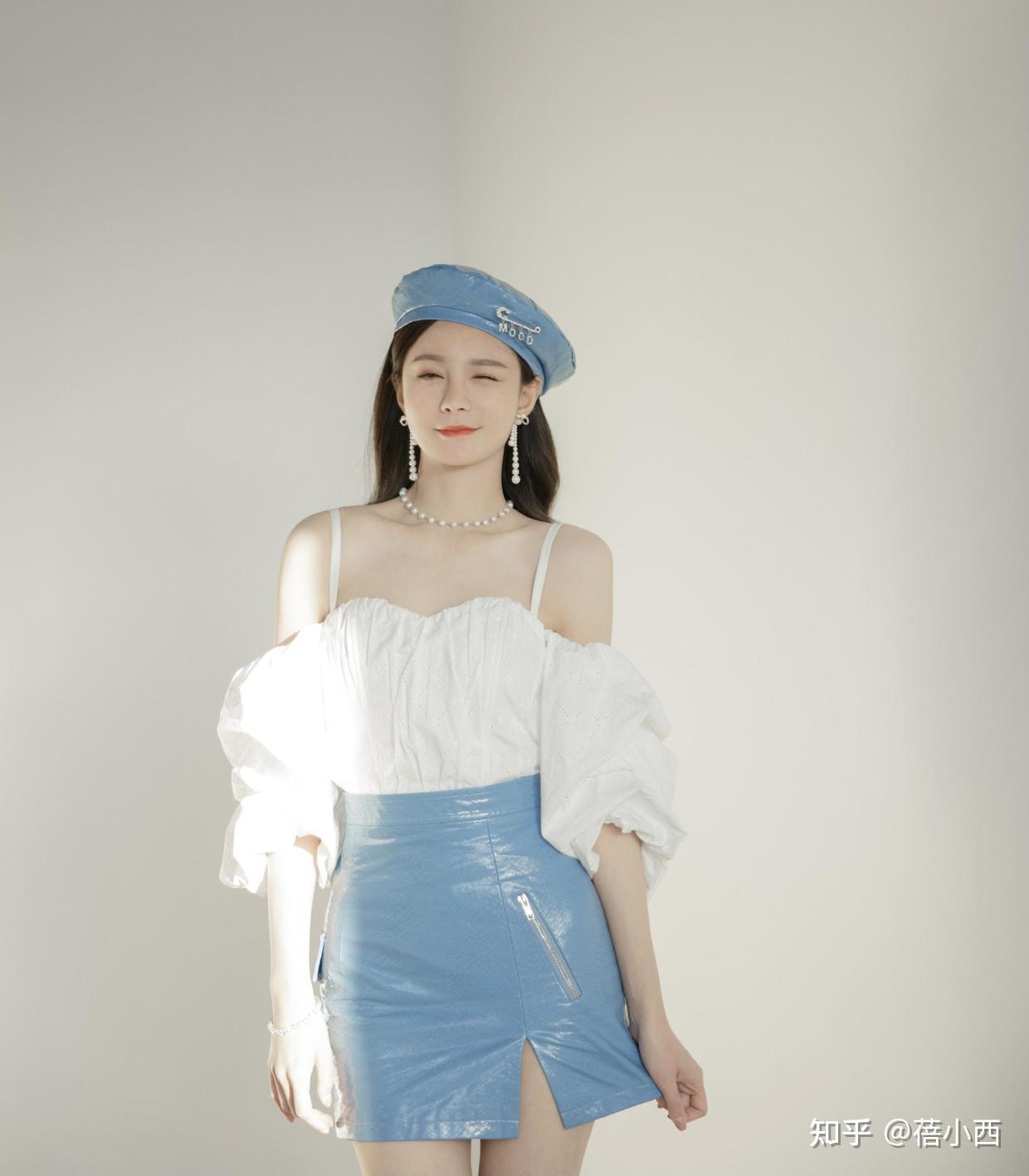 "沈梦辰"去逛街都穿得这么精致,牛仔裙配长卷发,人红气场真大