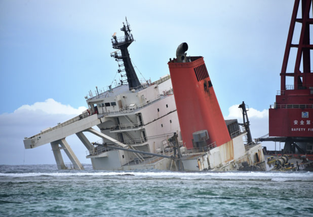 货轮搁浅千吨燃油泄漏船长大副认罪