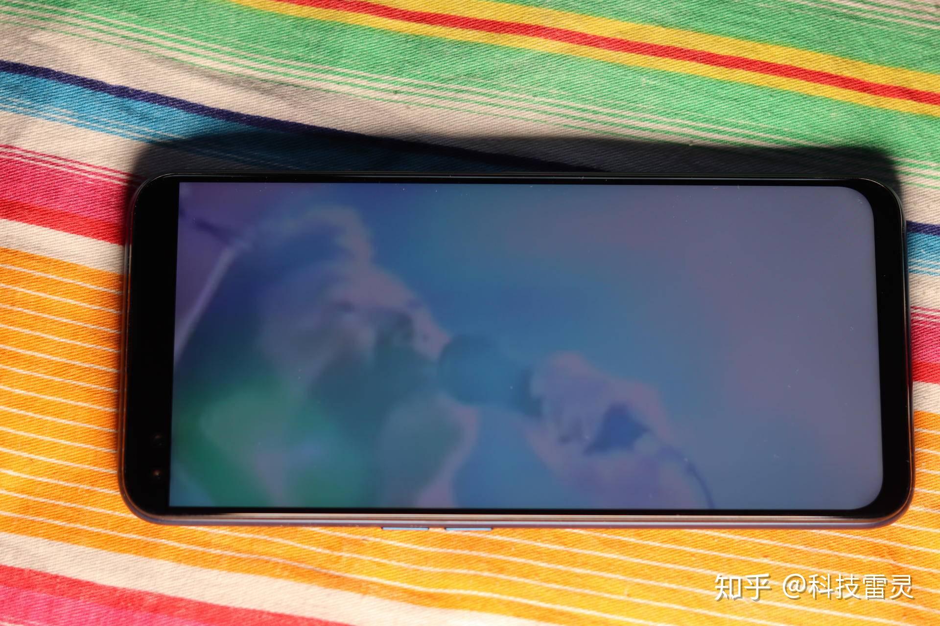 我这两年接触到的第一款lcd屏手机,刚拿到手的时候确实能发现拖影严重