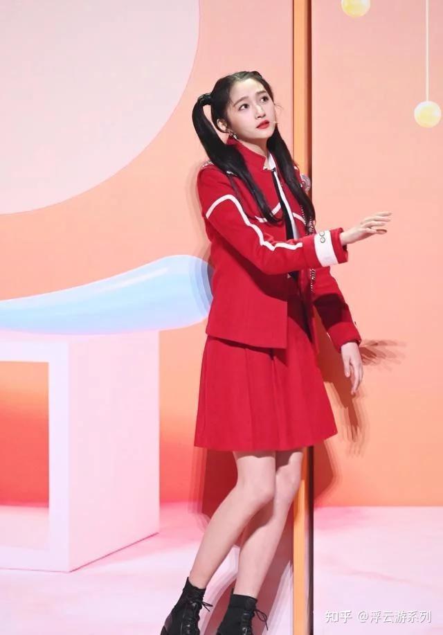 关晓彤画风可爱甜美,穿jk搭还配双马尾辫,化身元气少女