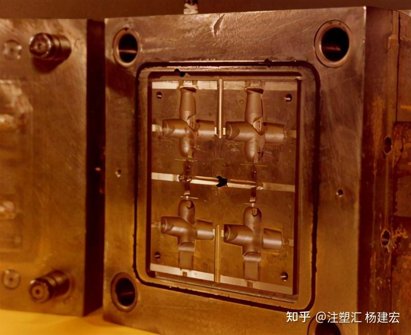 此模具显示了在分型线排气时使用的o形圈修改形式.