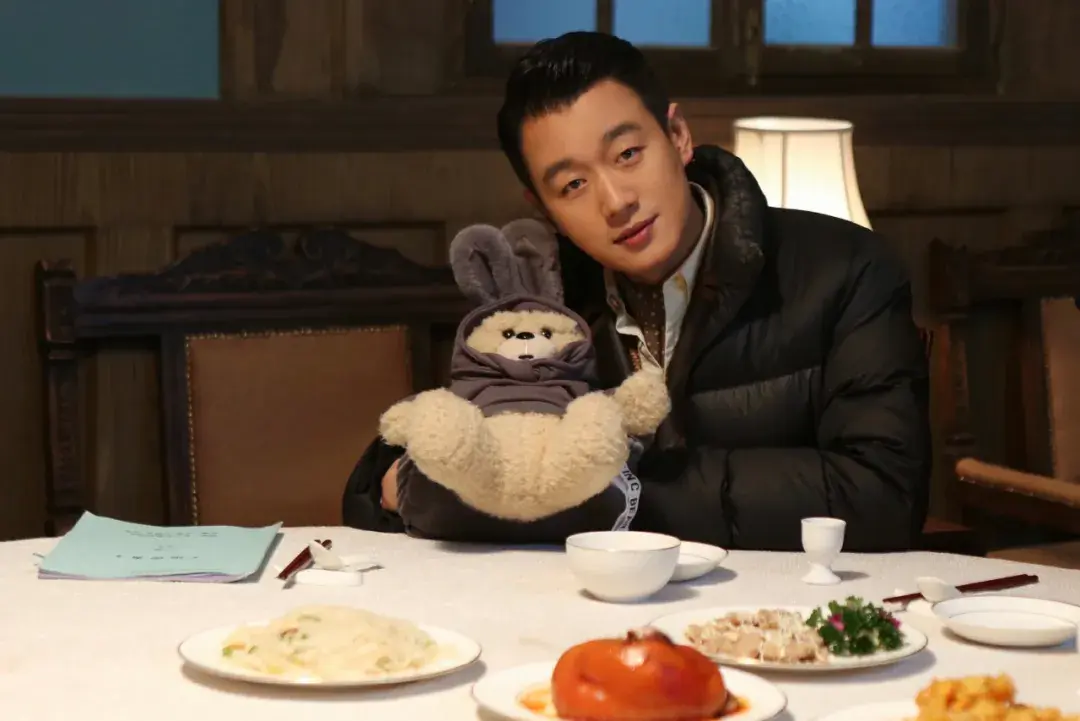 万事兴代言人佟大为新剧绝密者帅气来袭动人演绎烽火爱情