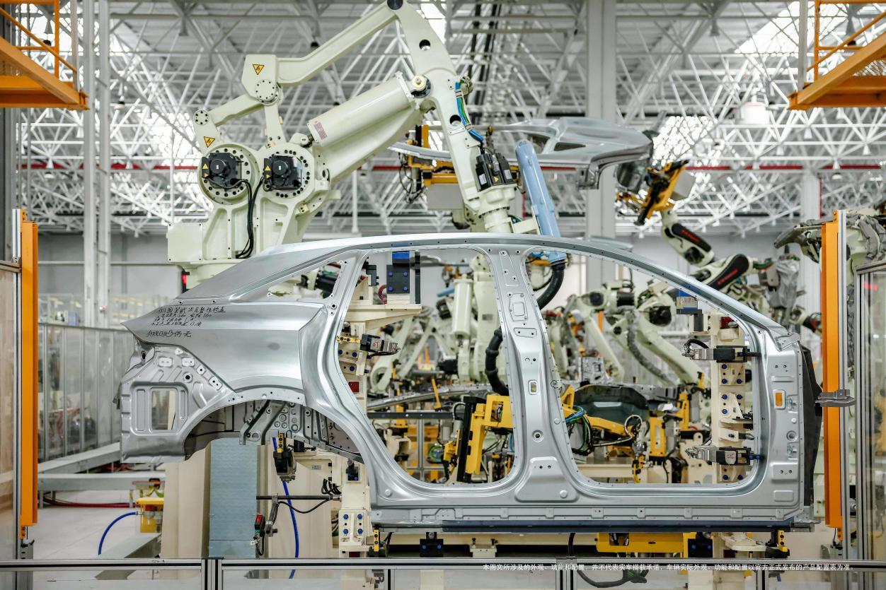 冲压工艺采用了国内先进的锐棱技术,反向补偿造型设计,将特征棱线弦长