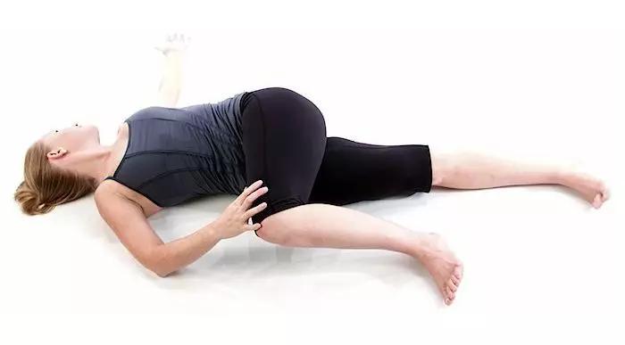 怎么趴着玩手机对腰好 v2-868a8ee45a0b0328ce83216ffc651e6e_r.jpg