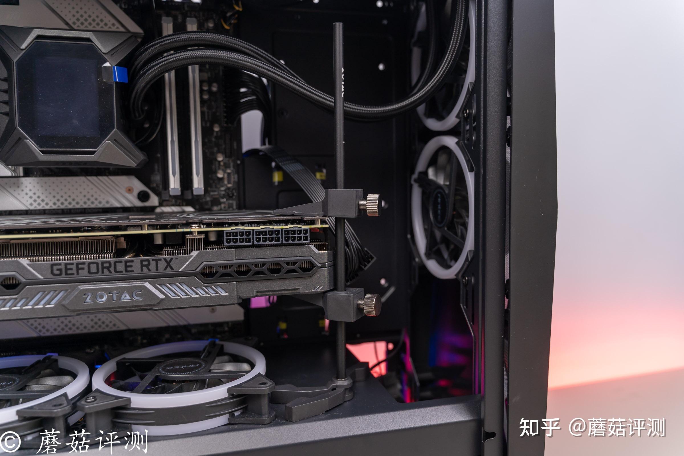 ▼轻松将显卡支架支撑在显卡的尾部,给显卡尾部提供有力的支撑.