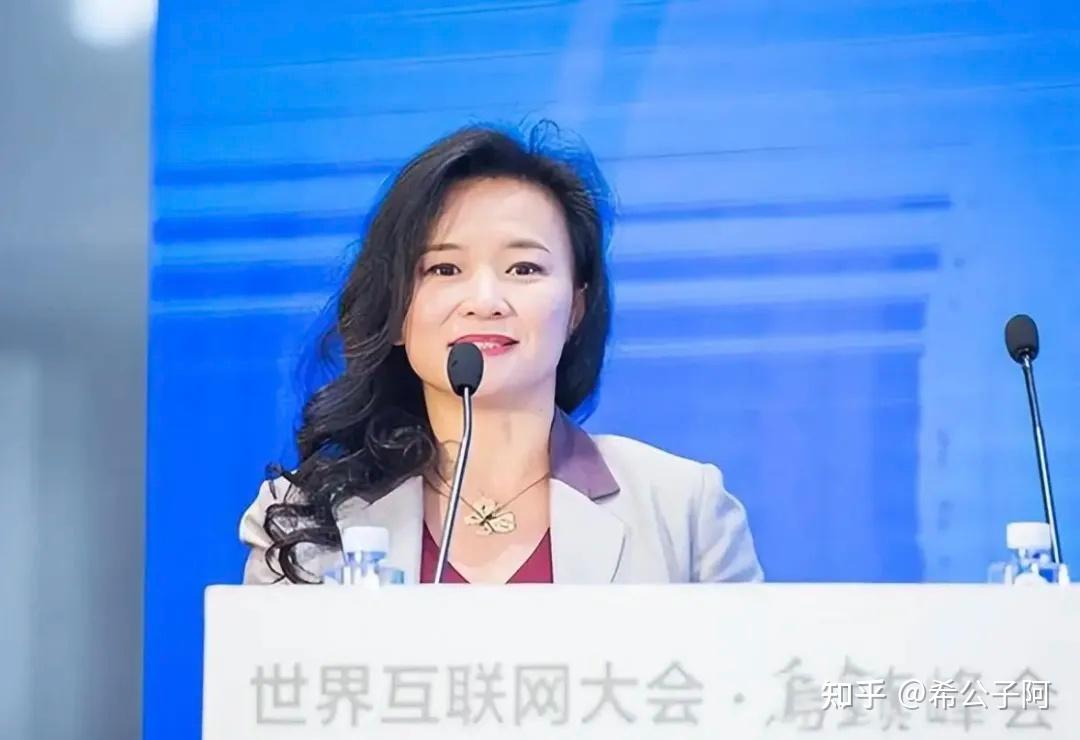 像鲁豫在《鲁豫有约》里,也经常一不小心就会用到"华人"这个词.