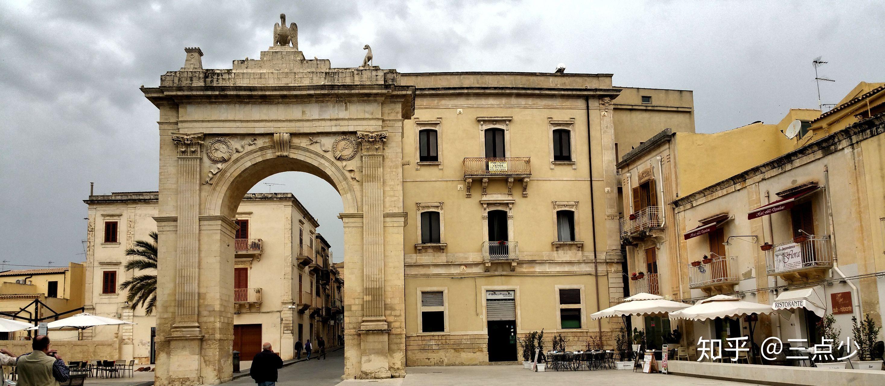 porta reale有港台版旅游书翻译为真理之门,但goolge map中文版上标的