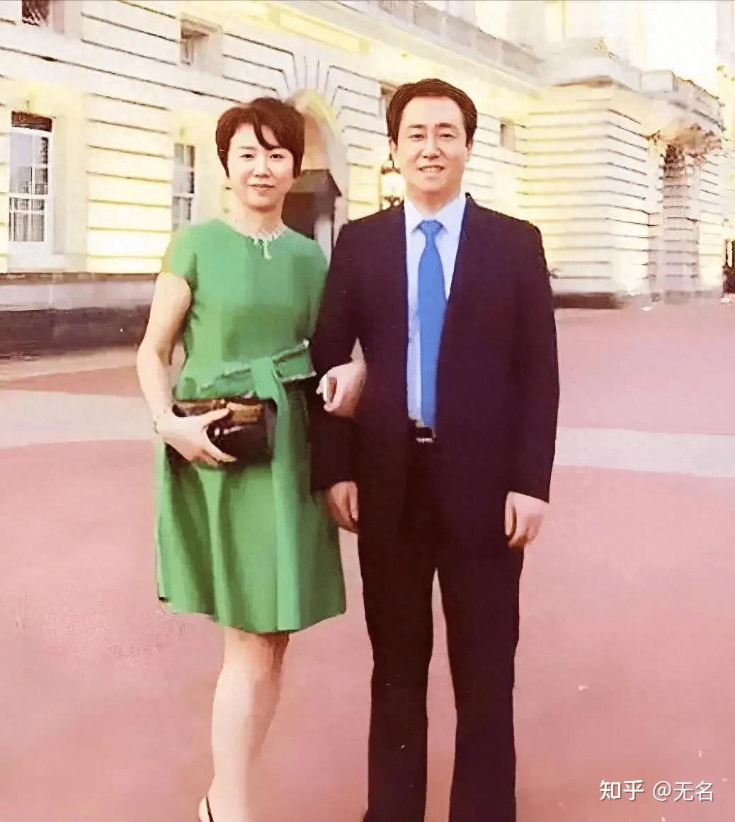 本来按照许家印的安排,他的两个儿子,大儿子许智健,毕业于清华大学后