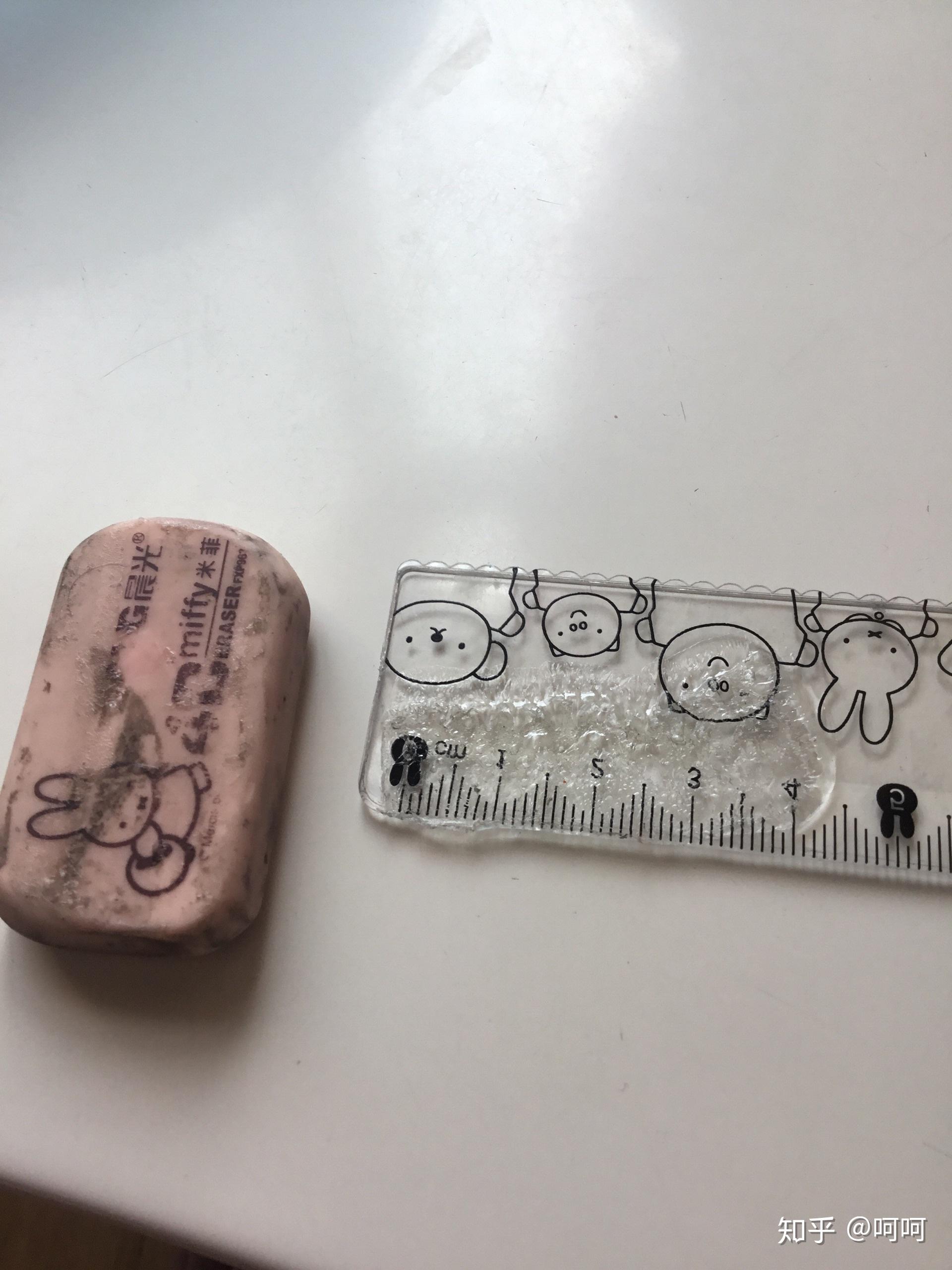 为什么橡皮能够跟尺子粘在一起?