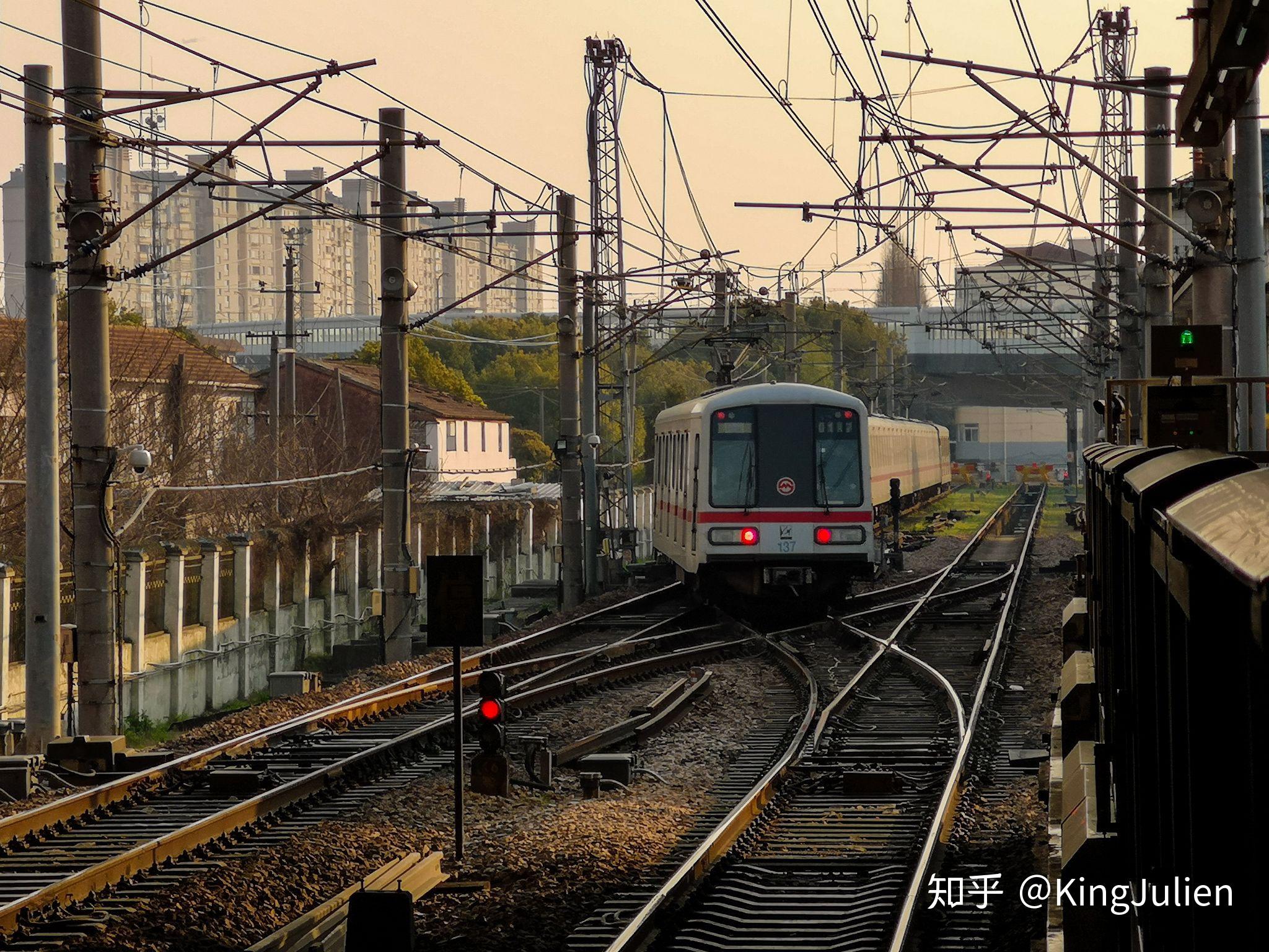 在莘庄站进行站后折返的上海地铁1号线列车:上海地铁莘庄站:g7244