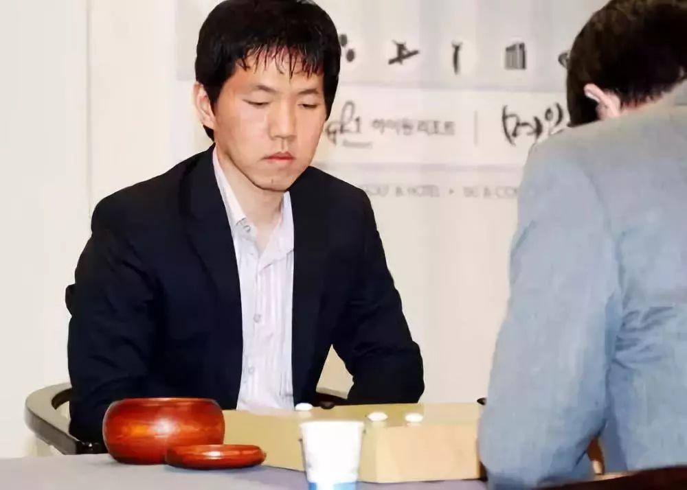 比如韩国顶级棋士李昌镐,16岁一举夺魁,巅峰时期横扫中日韩三国
