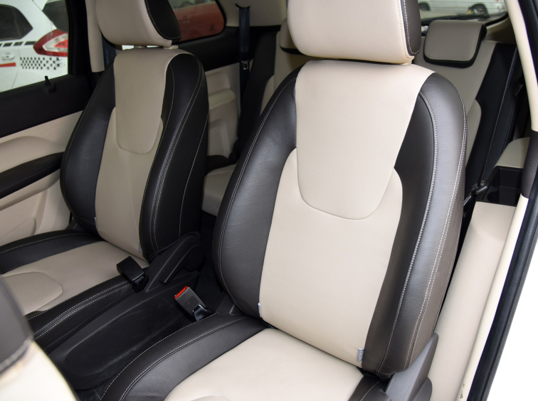 艾瑞泽m7是2 3 2布局的后排,第二排最靠后的空间,真的很大,儿郎腿随便