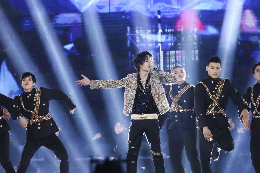 多台2021跨年演唱会大pk谁的舞台和造型谈得上惊艳难忘