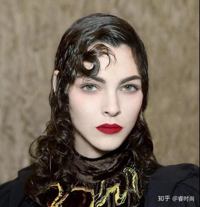 新世代的时尚女王意大利超模vittoriaceretti诠释最美意式风情