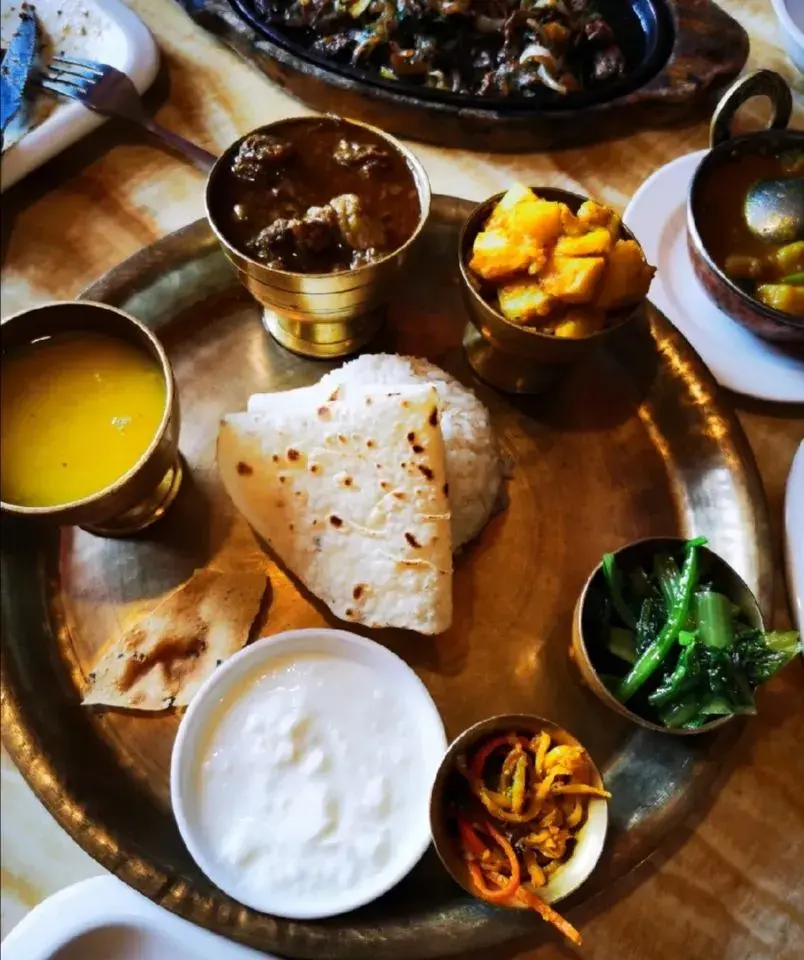 2,藏家宴当地有名正宗藏餐馆子,服务员都是藏族人.