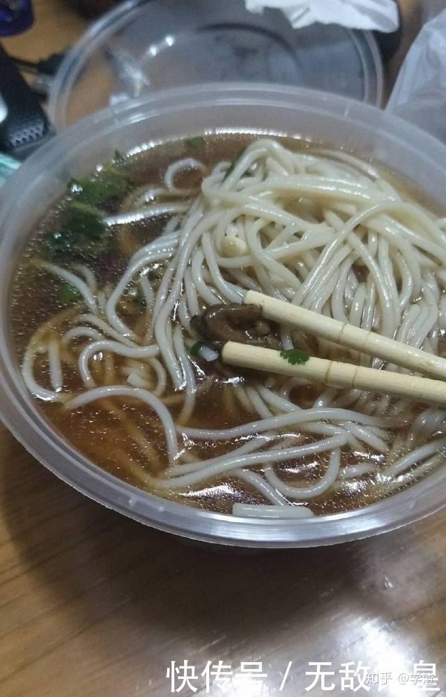 正好他想吃红烧牛肉面来做宵夜,就在网上点了一份外卖,原先他也在这家