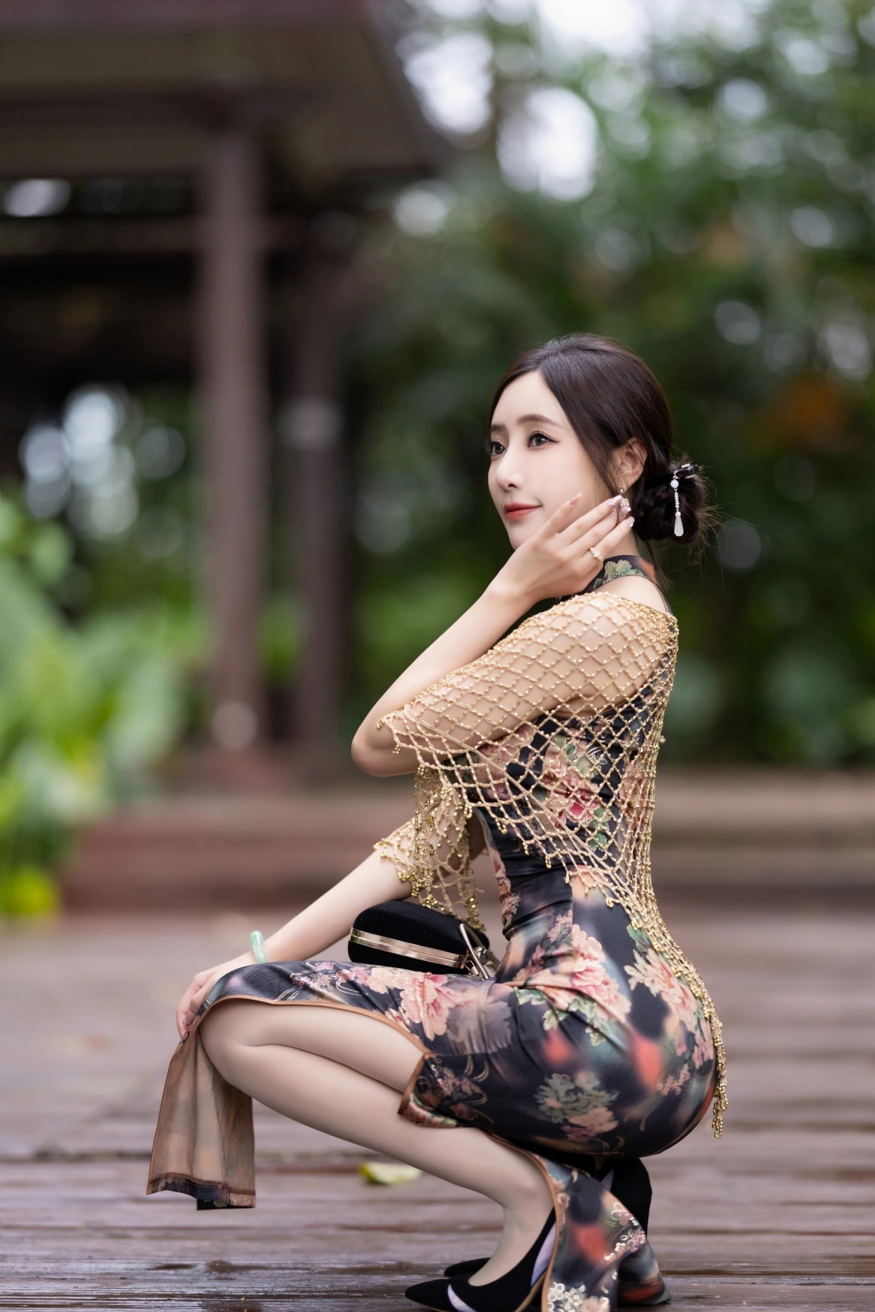 王馨瑶旗袍写真,肉丝勾勒俏丽长腿,珍珠披肩优雅尽显东方韵味