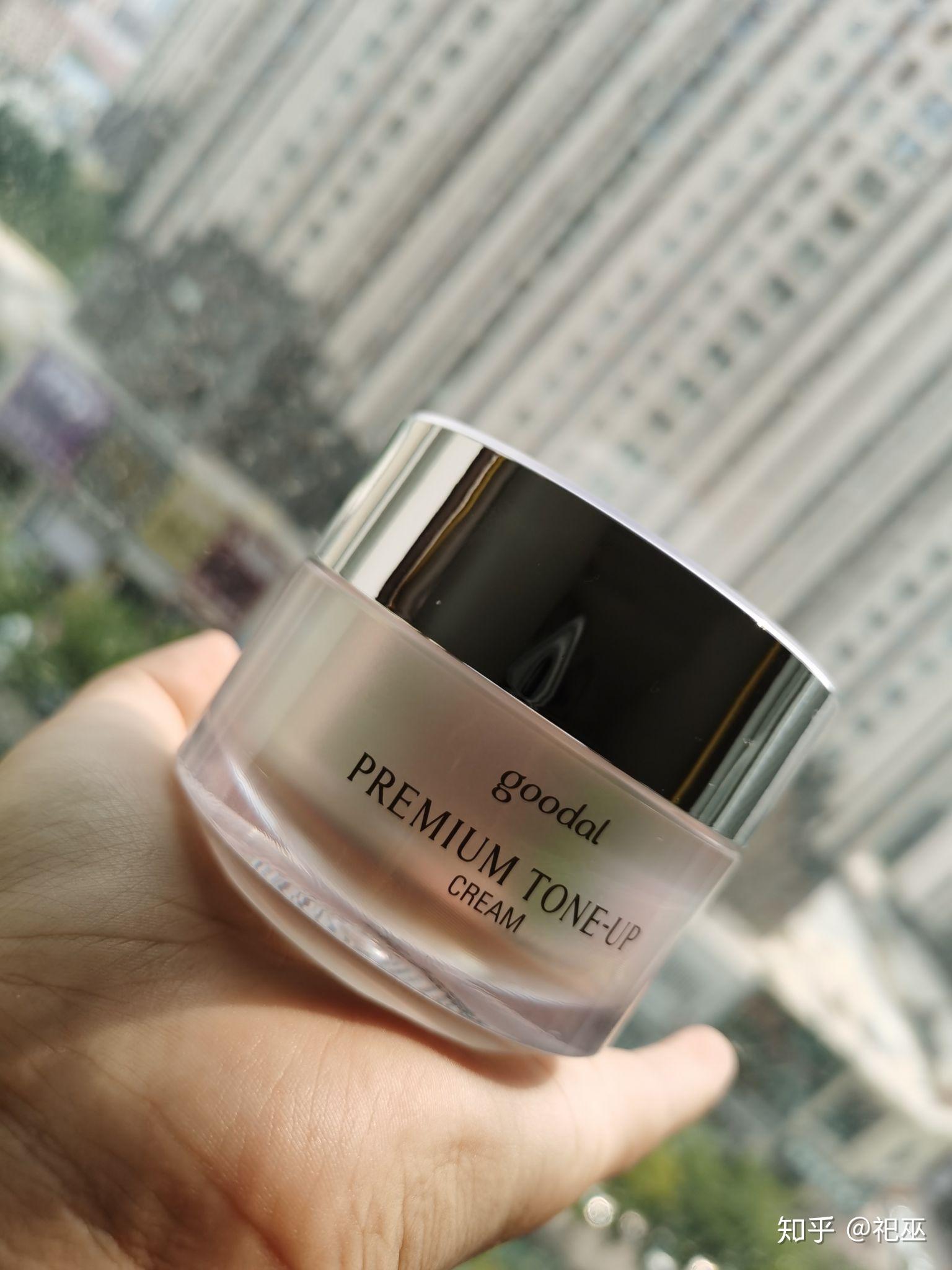 素颜霜是粉质吗 v2-87641709d0a04c9eb9067bd70cbce76e_r.jpg