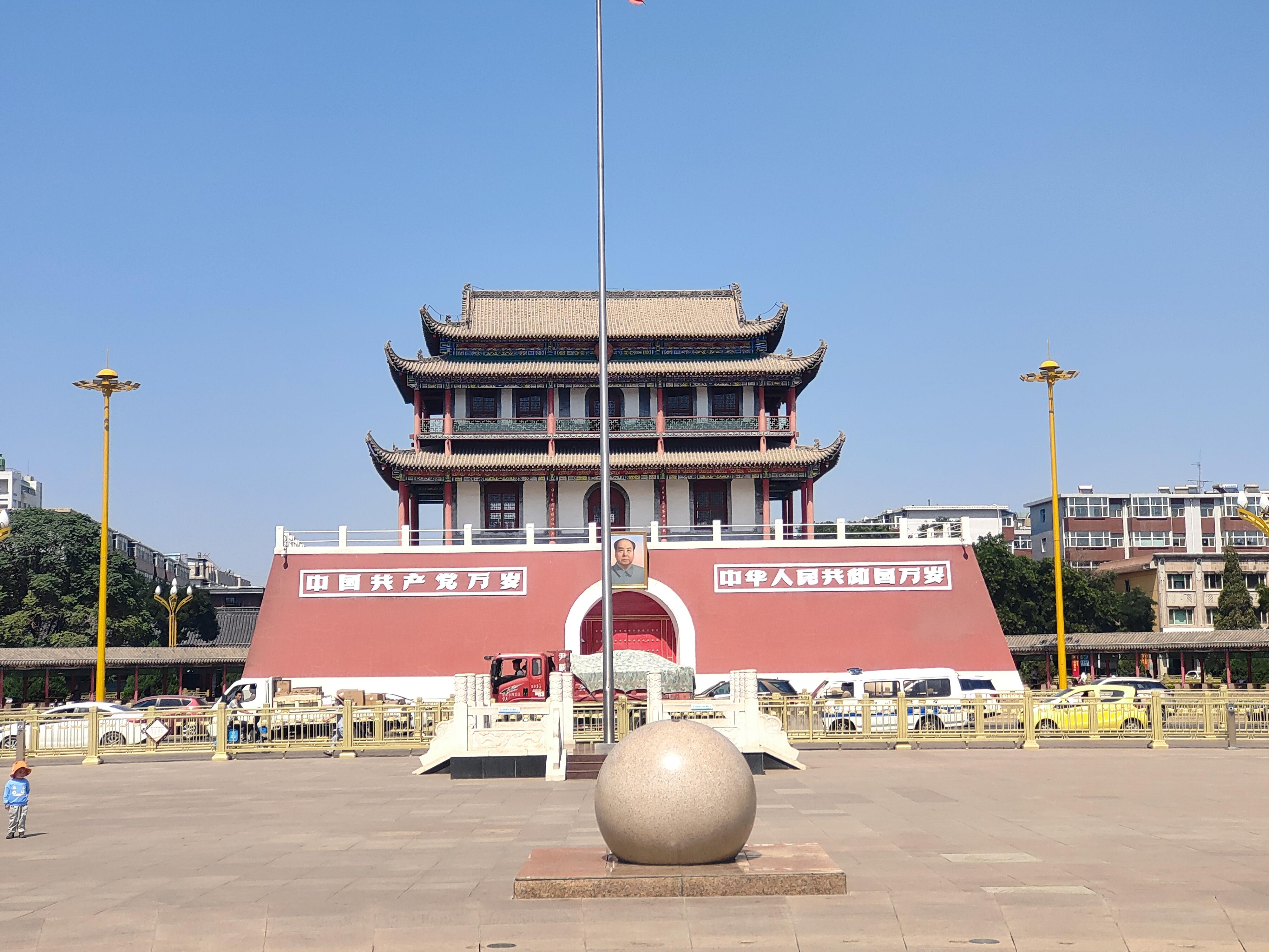 广场的"小型天安门"西部影城的"小布达拉宫"水上公园的"小海滩"银川
