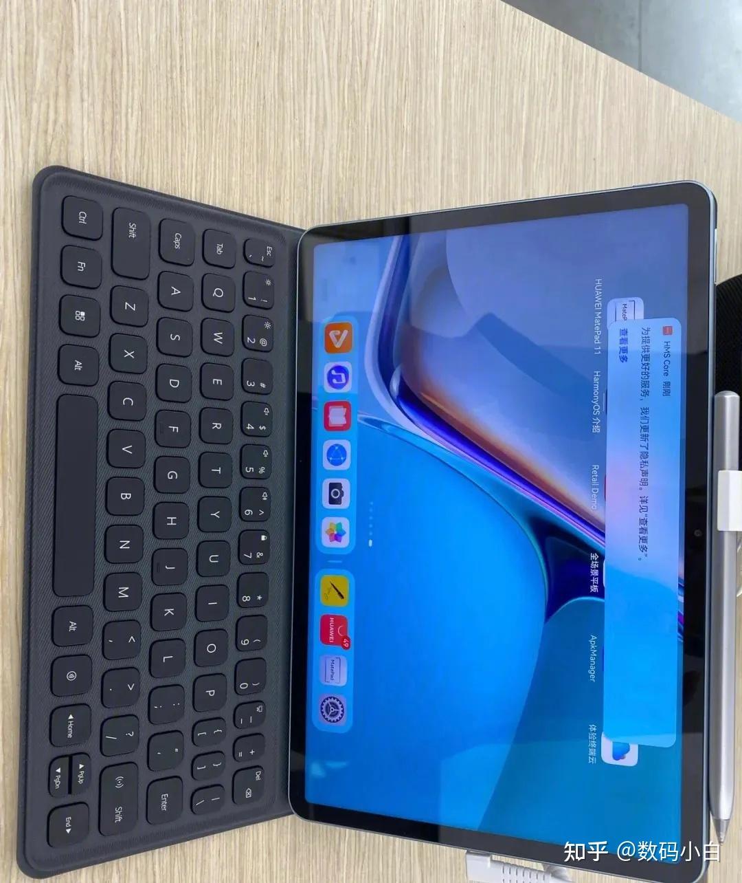 华为matepad 11采用的是纸感的柔光屏幕,可以很多程度减少环境当中大