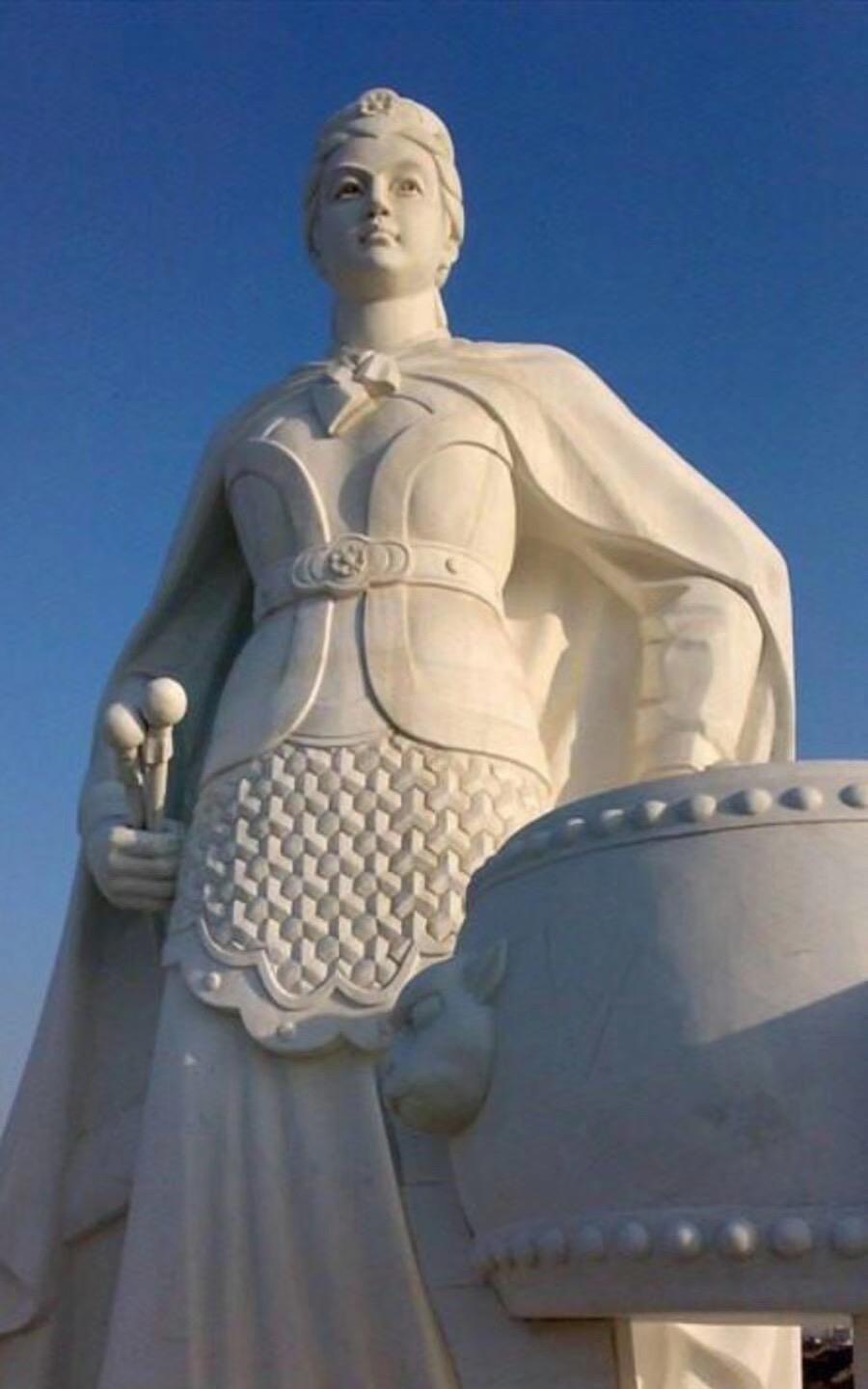 插图:镇江金山梁红玉雕像.――――――――从此心惊望江东.