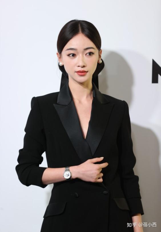 吴谨言尺度放开了,"真空"穿西装,身材不丰满却穿出了高级感 - 知乎