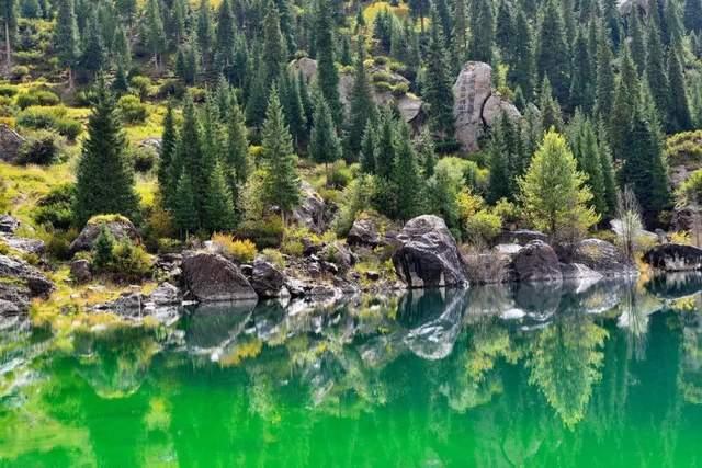 龙池分上下两个,故名双龙池.