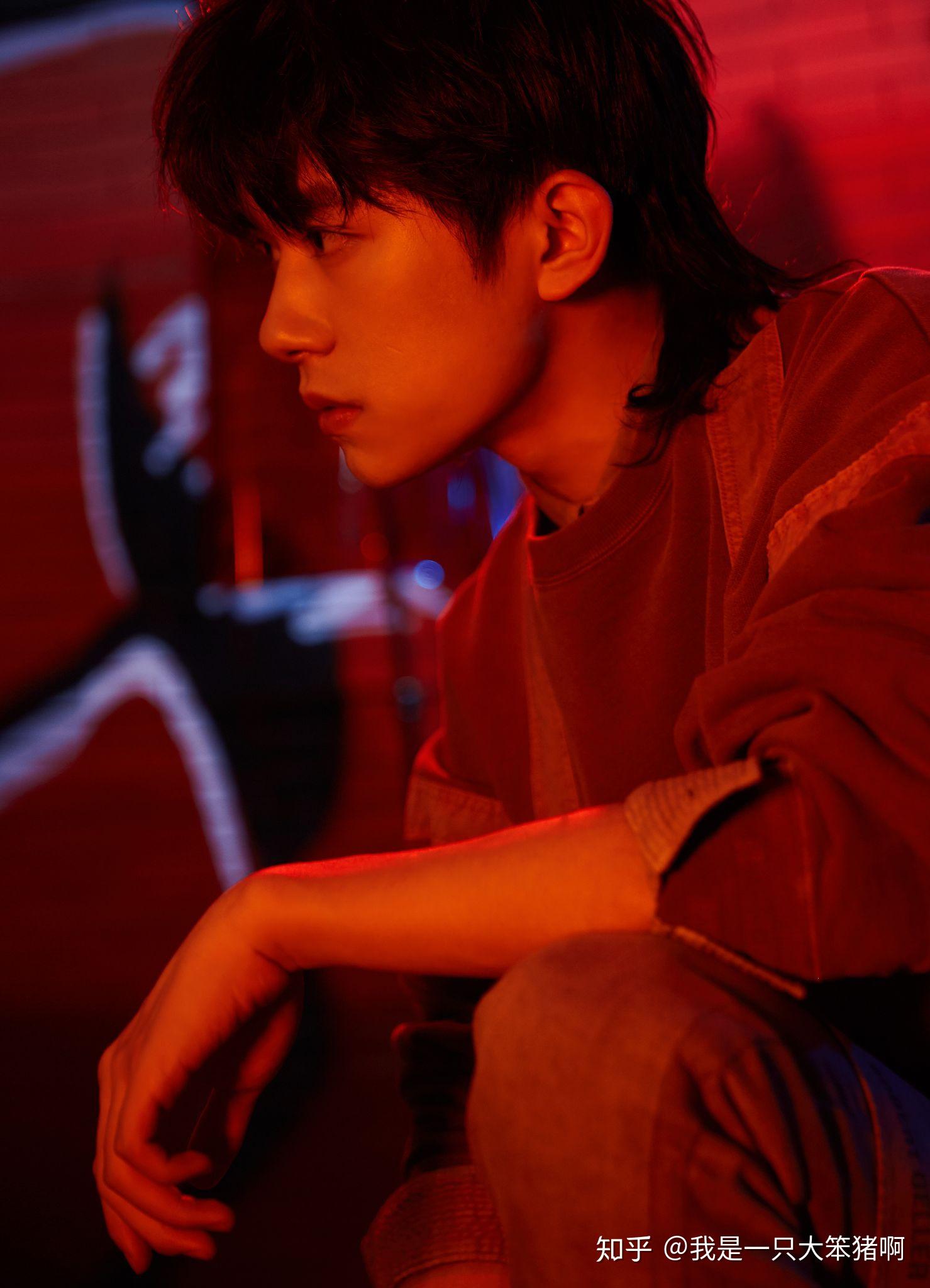 易烊千玺爸爸妈妈近况 v2-87f4cae0f0dd35f21ca08553605e6fee_r.jpg