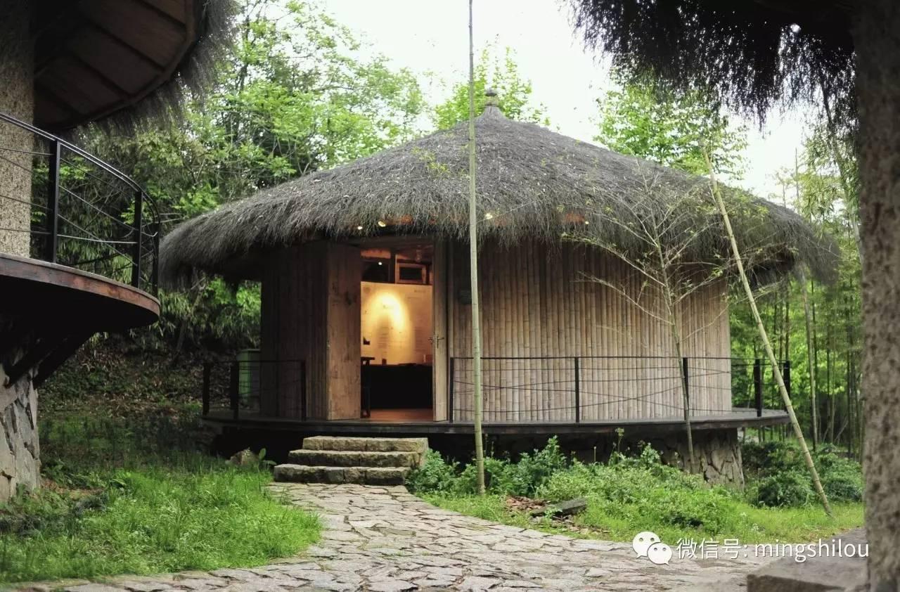 马尔代夫海边的茅草屋凉亭与椰子树景观图片-千叶网
