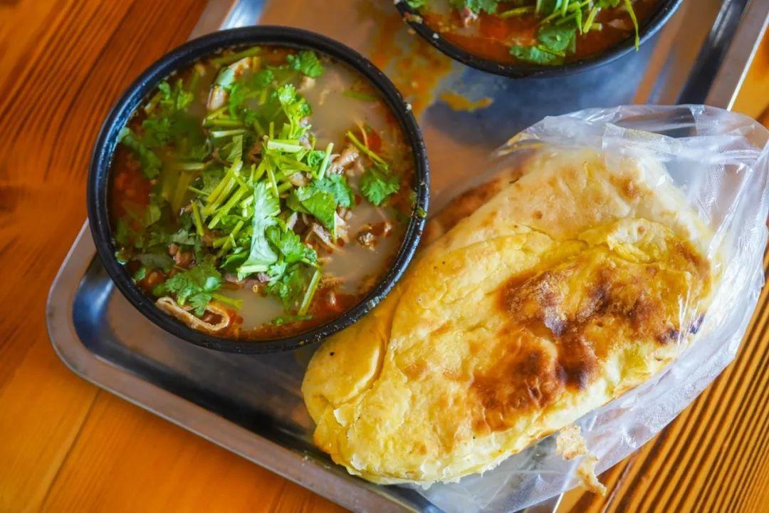 焙子算是回民面点,用面粉加上碱加油加盐烘烤出来的,可能还会加上鸡蛋