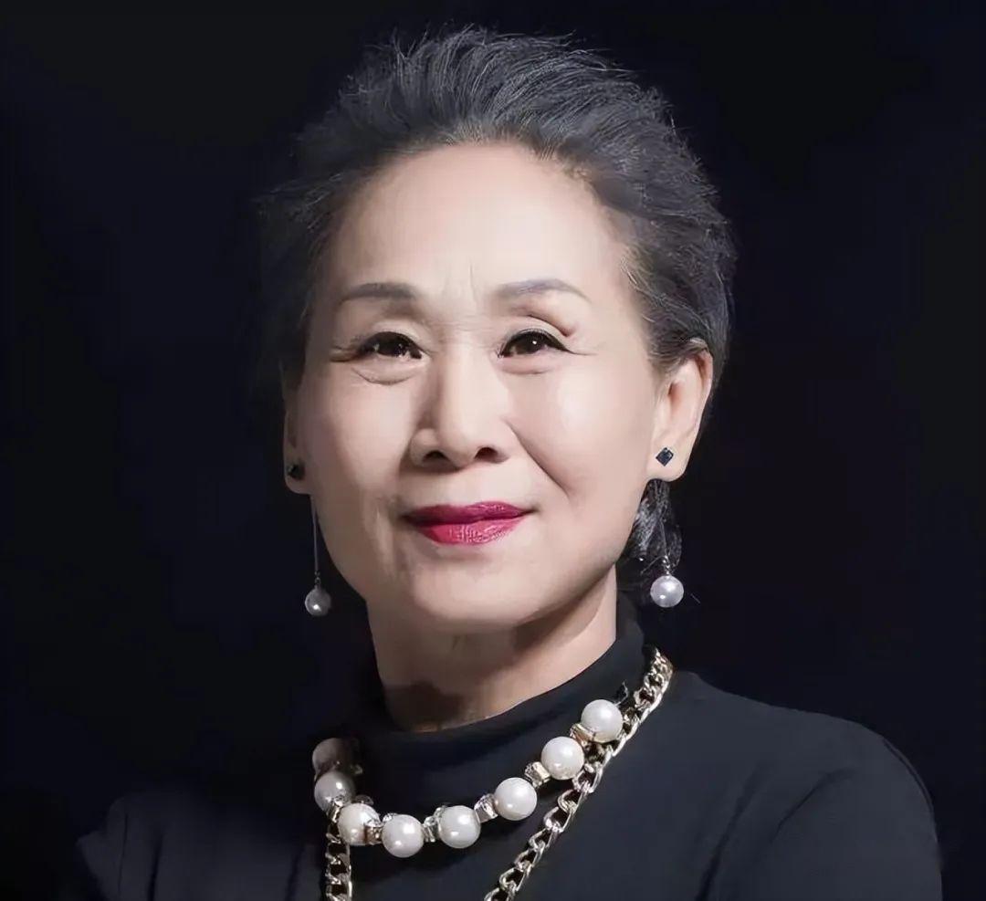 百亿老太苇青扮丑卖惨只是表象穿衣大方不俗气才是真优雅