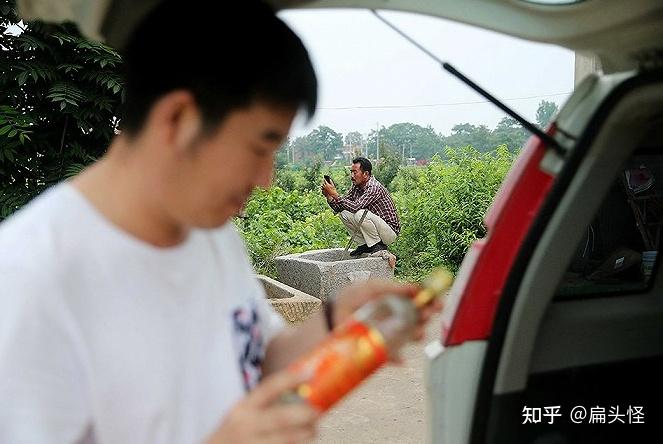 现在正值暑假,家住海口的小凯就回到了乡下奶奶家里玩,但是对于年轻气