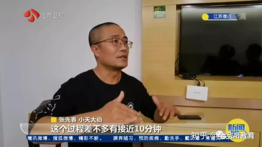 事发后,天天的伯父张先春到园区派出所查看游泳馆内孩子溺水前后的