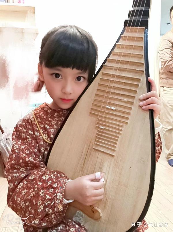 未成曲调先有情  学琵琶的小师妹