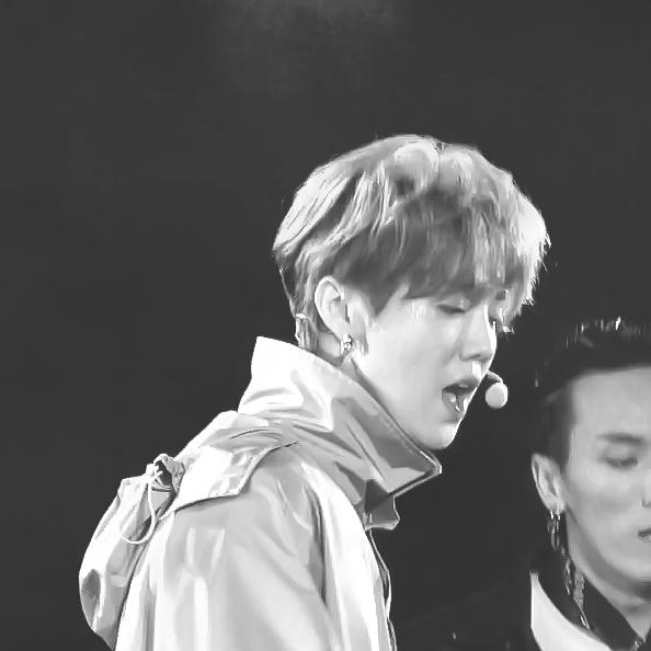 如何评价鹿晗二巡演唱会的舞美设计和鹿晗唱功