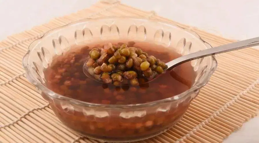 南北方的绿豆汤颜色差异,主要还是因为水质不同和用材不同所造成的.